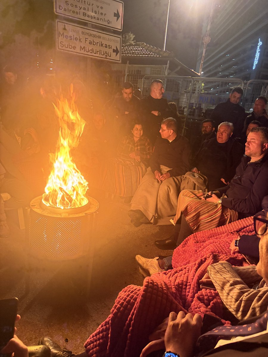 GokanYigit1283's tweet photo. Gece 05.00’a kadar 4-5 derece havada nöbet beklediğimiz Cemil Tugay AKP’ye geçiyor. AKP’ye geçersem ilk başta ailem beni reddeder diyen birisi nasıl olur da bu hale geldi. Bir DEÜ öğrencisi olarak taburelerde üşüye üşüye uyukladığımız nöbetlere lanet olsun hakkım haramdır https://t.co/NPbEOECYUu