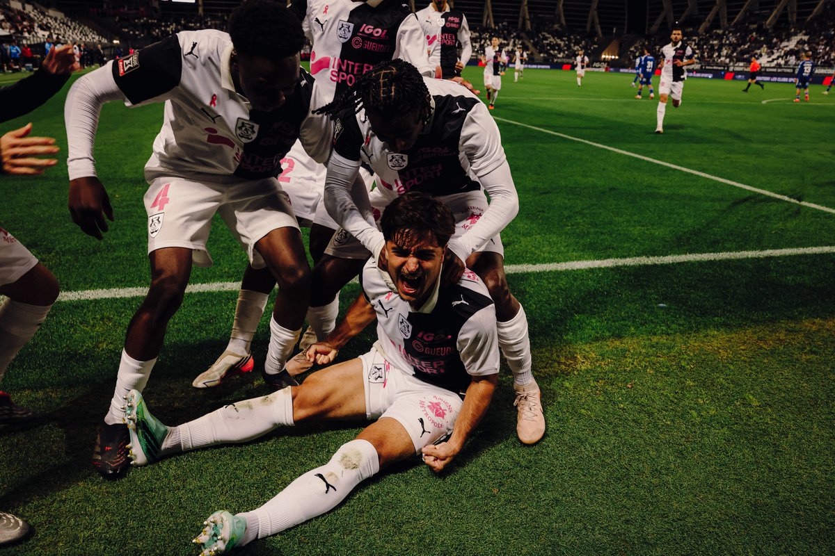 AmiensSC's tweet photo. 3️⃣🔥 Trois buts, trois points et ces sourires !
#ASCFCVB https://t.co/InzmL3eyI6