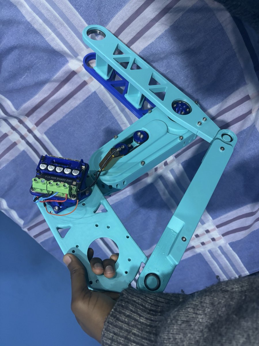 CharisOyerinde's tweet photo. Rough and incomplete, but it is finally starting to look like a leg. #BuildInPublic #Robotics https://t.co/FLhW0O1xtY
