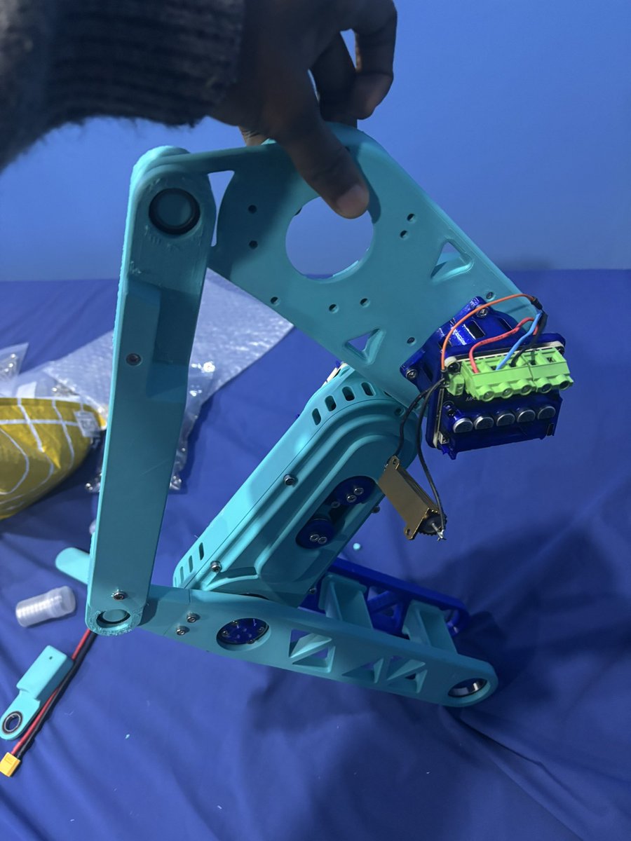 CharisOyerinde's tweet photo. Rough and incomplete, but it is finally starting to look like a leg. #BuildInPublic #Robotics https://t.co/FLhW0O1xtY