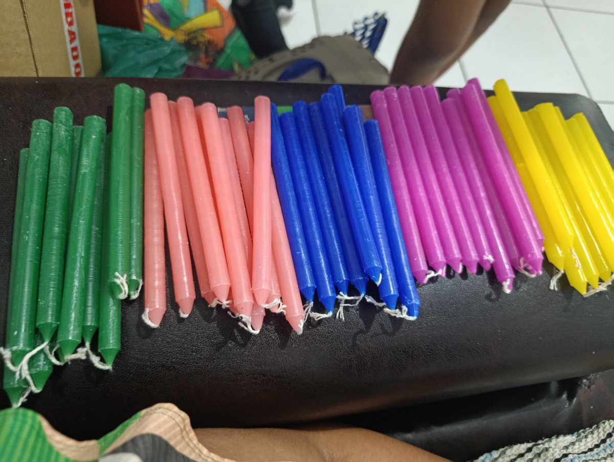 Felixartti's tweet photo. Compramos 50 velas na shopee e veio essas figuras de vela vou explodir KKKKKKKKKK https://t.co/p86N25gutj