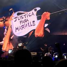 HouseOfEves_'s tweet photo. Logo o Tom morello que trouxe um papel escrito "justiça para marielle" atrás da guitarra no show de SP em 2018 https://t.co/7STlOaABSc