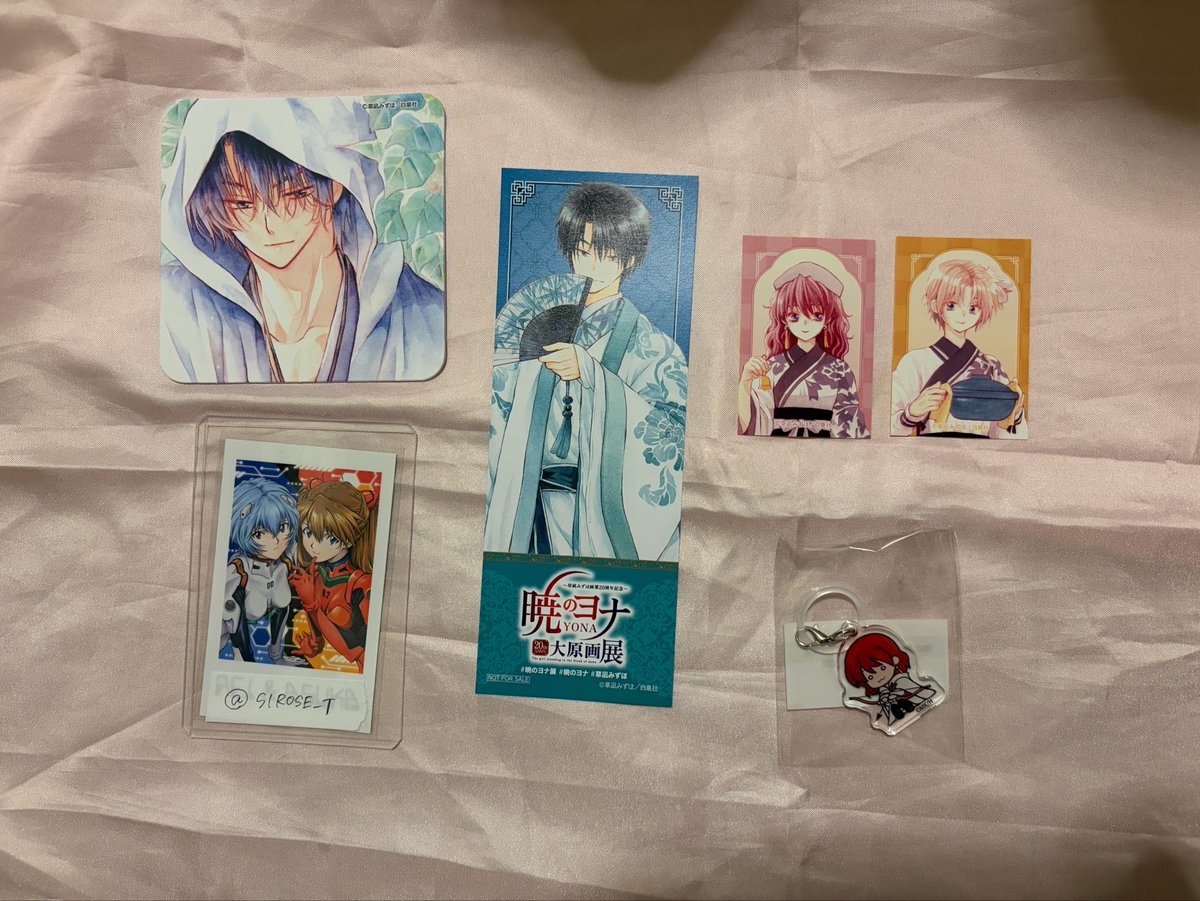 SIROSE_T's tweet photo. 【交換】 暁のヨナ カフェ コラボカフェ 原画展 コースター チェキ 特典 めじるしアクセサリー 

譲 1.2枚目(引換コースター条件厳しめ)
求 3枚目 ︎💕︎>🤍 / 異種スウォン

コースターは後半も参加予定なので緩募
また、こちらが求めているものは約各1個ほど買取も行っております。
郵送 >都内手渡し https://t.co/nX6Nvs3npK
