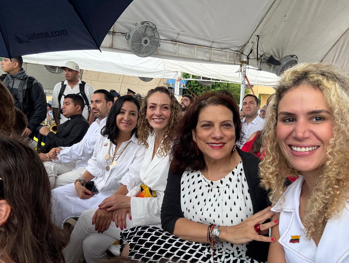 Ministerio_TIC's tweet photo. La Ministra @AlexandraFalla (Ministerio TIC), acompañó al presidente de la República @ABDELAESPRIELLA a la inauguración de una nueva ruta internacional desde Montería, en Colombia, hacia Panamá, operada por @AerolineaSatena. 

La ruta parte del Aeropuerto Los Garzones hacia Tocumen, con tres frecuencias semanales (lunes, miércoles y viernes) en aviones de 50 pasajeros.

Esta es la primera conexión internacional directa de Montería, y busca impulsar el turismo y las exportaciones.