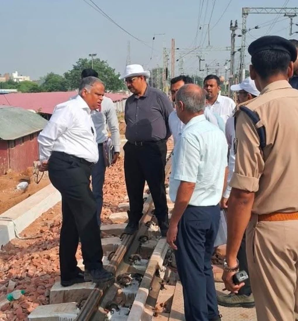 Railwhispers's tweet photo. 2/5
बताते हैं, अब पारंपरिक के बजाय 'भरतपुर' और 'कोसली' खदानों से बलास्ट की आपूर्ति की जा रही है। यदि यह सच है, तो क्या ये सामग्रियां रेलवे के तकनीकी मानकों पर खरी उतर रही हैं? इसकी स्वतंत्र जाँच आवश्यक है! 🛤️ #Ballast
उसी क्षेत्र में निरीक्षण कर रहे #CRS को ये क्यों नहीं दिखती? https://t.co/H8P1lHTOaA