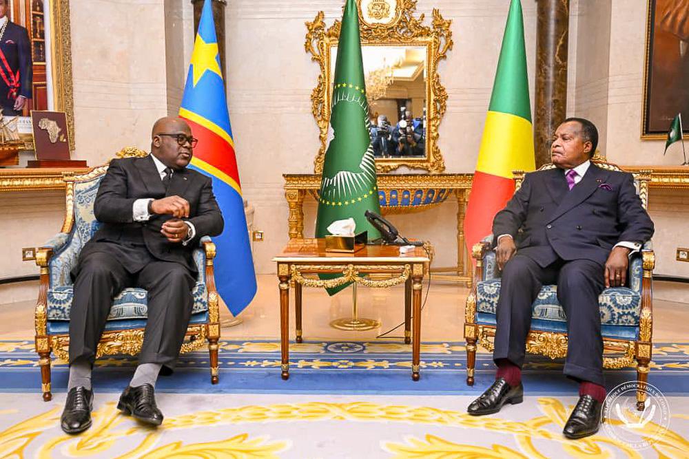 Presidence_RDC's tweet photo. Dans le cadre du renforcement des relations bilatérales entre la République démocratique du Congo (RDC) et la République du Congo, le Président de la République, Félix-Antoine Tshisekedi Tshilombo, a eu un échange, ce samedi 03 octobre 2026, à Brazzaville, avec son homologue Denis Sassou Ngesso.

Plusieurs points ont été abordés au cours de cette rencontre, notamment l’incident survenu à Makotipoko, localité de la République du Congo située non loin de celle de Yumbi, dans la province du Maï-ndombe, dans la partie Ouest de la République démocratique du Congo (RDC), entre les éléments des forces armées de la RDC et de la République du Congo.

Les deux Chefs d’État ont réaffirmé l’importance de préserver les relations fraternelles et de bon voisinage qui unissent la République Démocratique du Congo et la République du Congo.

Le Président Tshisekedi a tenu à apaiser les esprits et à rappeler que le peuple Congo Brazzaville et celui de Kinshasa sont un même peuple. 

« J'ai emmené dans ma suite  les ministres de l'Intérieur et de la Défense pour qu'ils voient ensemble comment éviter à l'avenir ce genre de dérapages. Nous sommes un même peuple, nous avons la même culture. Nous sommes appelés à vivre ensemble. », a déclaré le Chef de l’État.

Dans un deuxième temps, le Président Tshisekedi a annoncé sa volonté de rencontrer prochainement les victimes de cet incident et initier une procédure pour leur indemnisation.

Les deux dirigeants ont également évoqué la situation sécuritaire et humanitaire dans l’Est de la RDC, appelant mutuellement au respect strict des Accords de Washington.