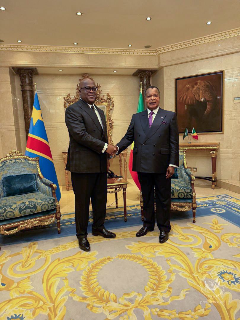 Presidence_RDC's tweet photo. Dans le cadre du renforcement des relations bilatérales entre la République démocratique du Congo (RDC) et la République du Congo, le Président de la République, Félix-Antoine Tshisekedi Tshilombo, a eu un échange, ce samedi 03 octobre 2026, à Brazzaville, avec son homologue Denis Sassou Ngesso.

Plusieurs points ont été abordés au cours de cette rencontre, notamment l’incident survenu à Makotipoko, localité de la République du Congo située non loin de celle de Yumbi, dans la province du Maï-ndombe, dans la partie Ouest de la République démocratique du Congo (RDC), entre les éléments des forces armées de la RDC et de la République du Congo.

Les deux Chefs d’État ont réaffirmé l’importance de préserver les relations fraternelles et de bon voisinage qui unissent la République Démocratique du Congo et la République du Congo.

Le Président Tshisekedi a tenu à apaiser les esprits et à rappeler que le peuple Congo Brazzaville et celui de Kinshasa sont un même peuple. 

« J'ai emmené dans ma suite  les ministres de l'Intérieur et de la Défense pour qu'ils voient ensemble comment éviter à l'avenir ce genre de dérapages. Nous sommes un même peuple, nous avons la même culture. Nous sommes appelés à vivre ensemble. », a déclaré le Chef de l’État.

Dans un deuxième temps, le Président Tshisekedi a annoncé sa volonté de rencontrer prochainement les victimes de cet incident et initier une procédure pour leur indemnisation.

Les deux dirigeants ont également évoqué la situation sécuritaire et humanitaire dans l’Est de la RDC, appelant mutuellement au respect strict des Accords de Washington.