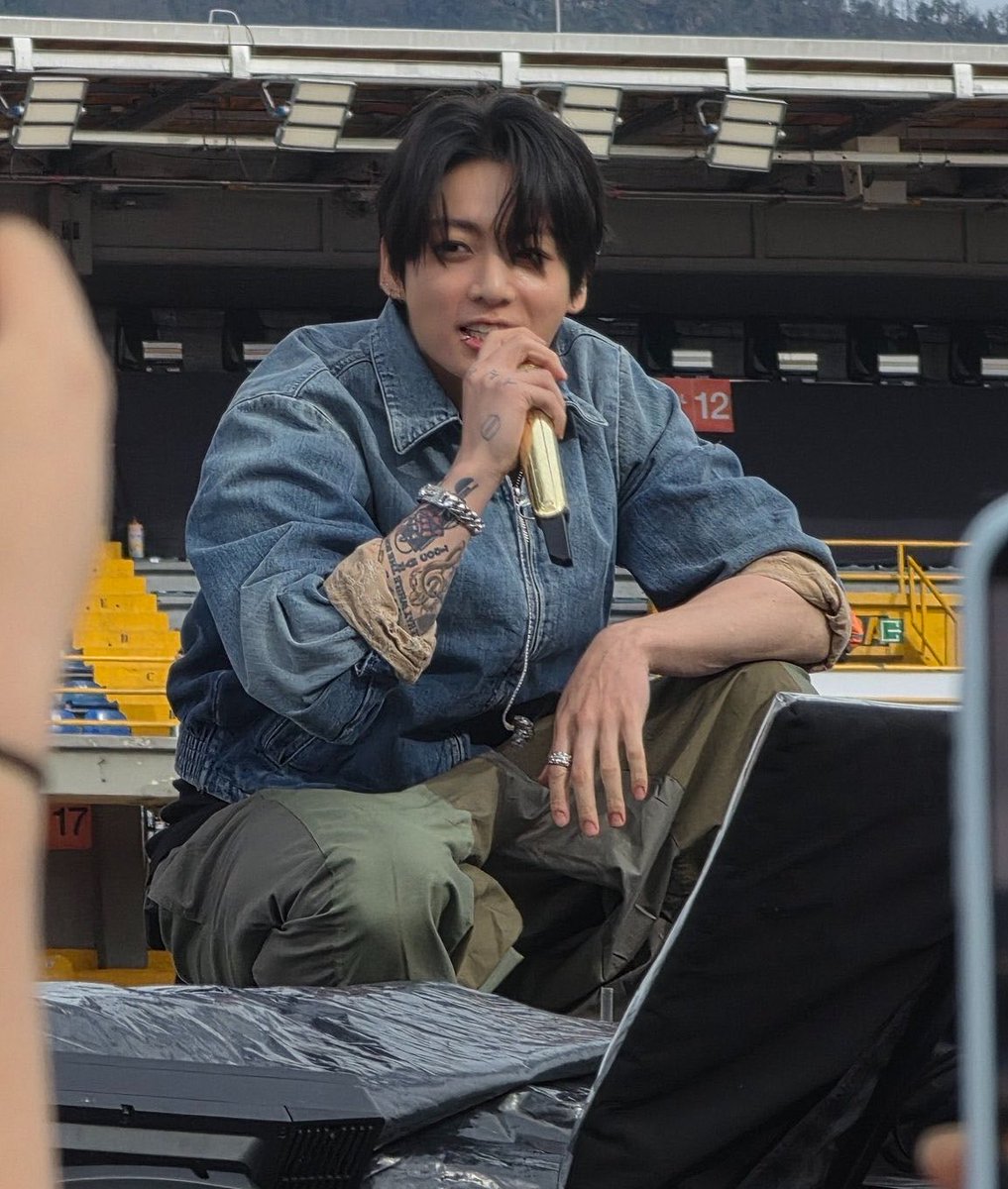 archiveforJK's tweet photo. JUNGKOOK AT SOUNDCHECK TODAY !!!!! 💘 https://t.co/uReWiiCN6S
