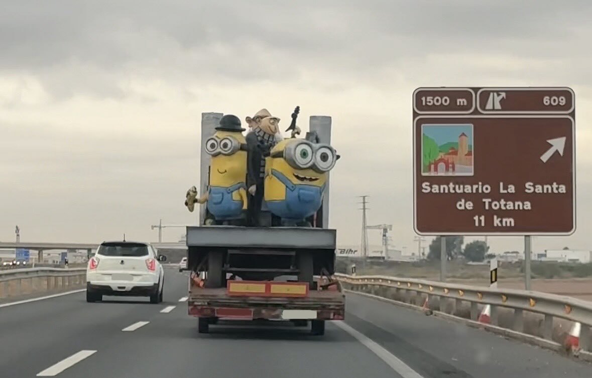 murcianotific's tweet photo. Captan a los Minions por la A7 a la altura de Totana. https://t.co/nq9cwBwCJ9