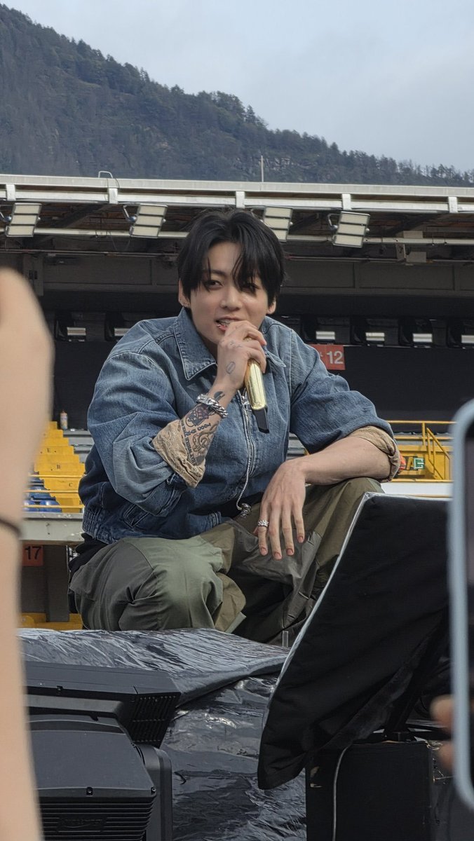 dailyjkpraise's tweet photo. OMG JUNGKOOK TODAY FOR SOUNDCHECK https://t.co/q4E69y76dK