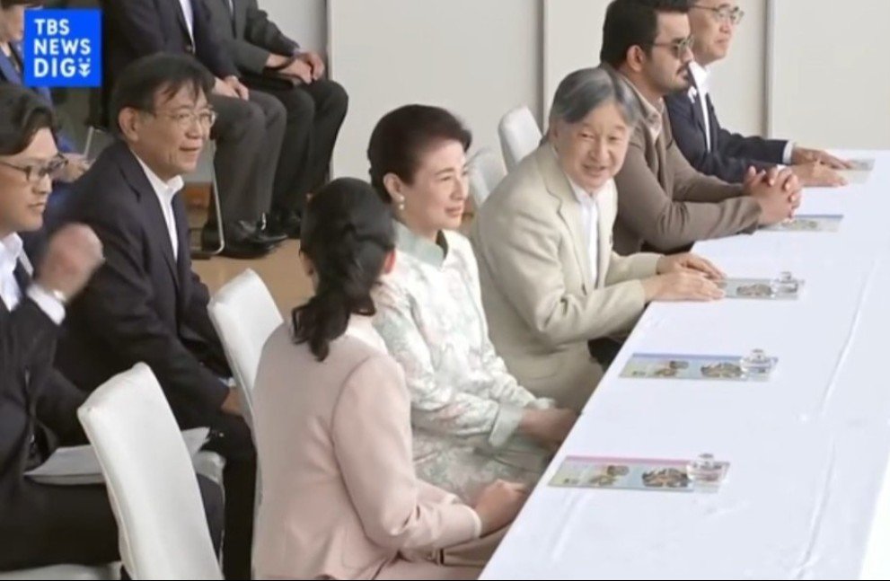 love_schw's tweet photo. 誰のお蔭の身位かも、未だに理解出来ていない奥さんと娘さんは、またまた、今上陛下の降車に頭を垂れず！😤
しかも、当然の様に中央の席に陣取る夫人…🥹
情けない。こんなの、私が昭和から見て来た皇族の姿じゃないわ！🤷 https://t.co/796swZYZV7