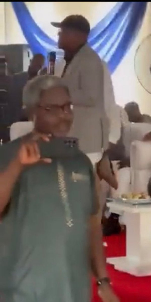 KslTravels's tweet photo. @OlayinkaLere Your mate @ruffydfire is  collecting awards 

But see what you're doing 

@50years 

50 yrs supposed don get sense ooo, https://t.co/WTdOIcFHLU