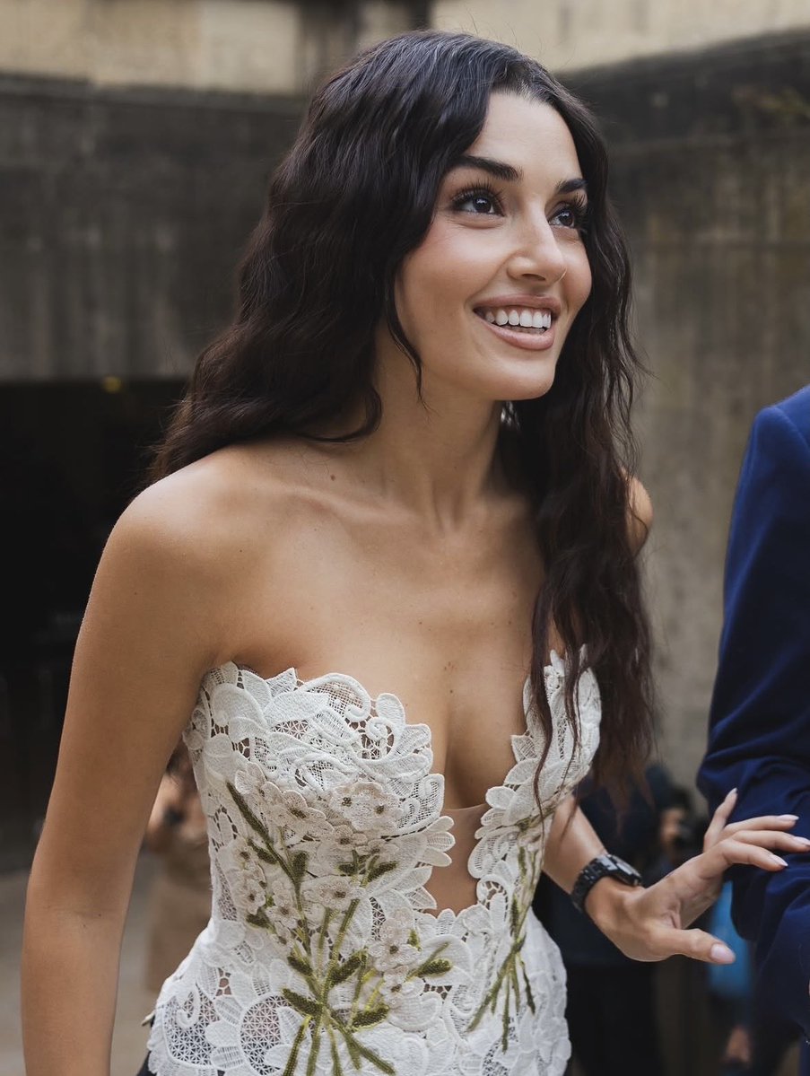 carlayildiz's tweet photo. Hande’s beauty and energy is out of this world, I’m mesmerized by her everytime 🪽🌟 https://t.co/RCrdE7mxoE