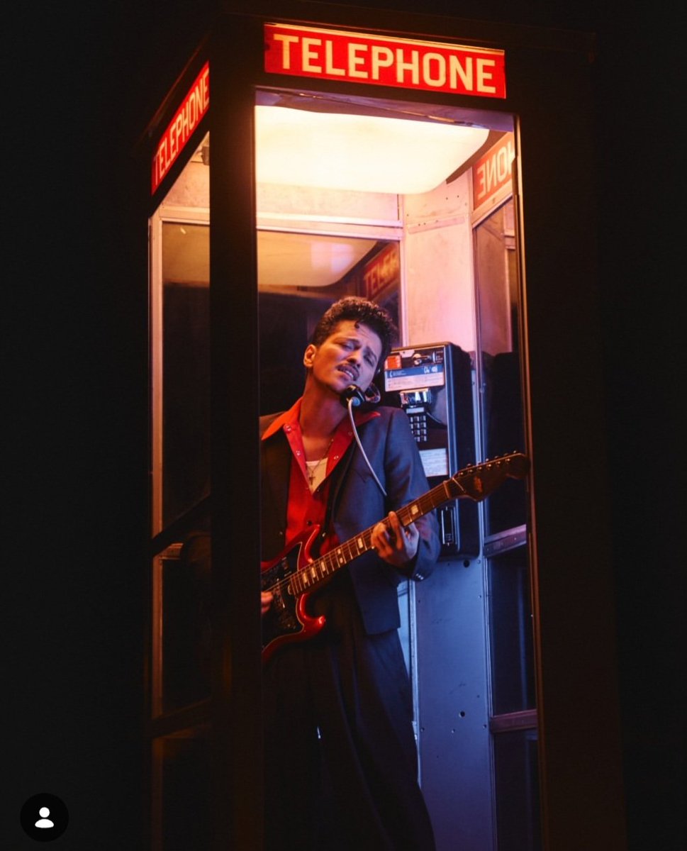 JulieHooligan1's tweet photo. Bruno calling The Cougar Connection☎️😂 #AngelBaby #callme #fixedit https://t.co/jyRRqPkwaH