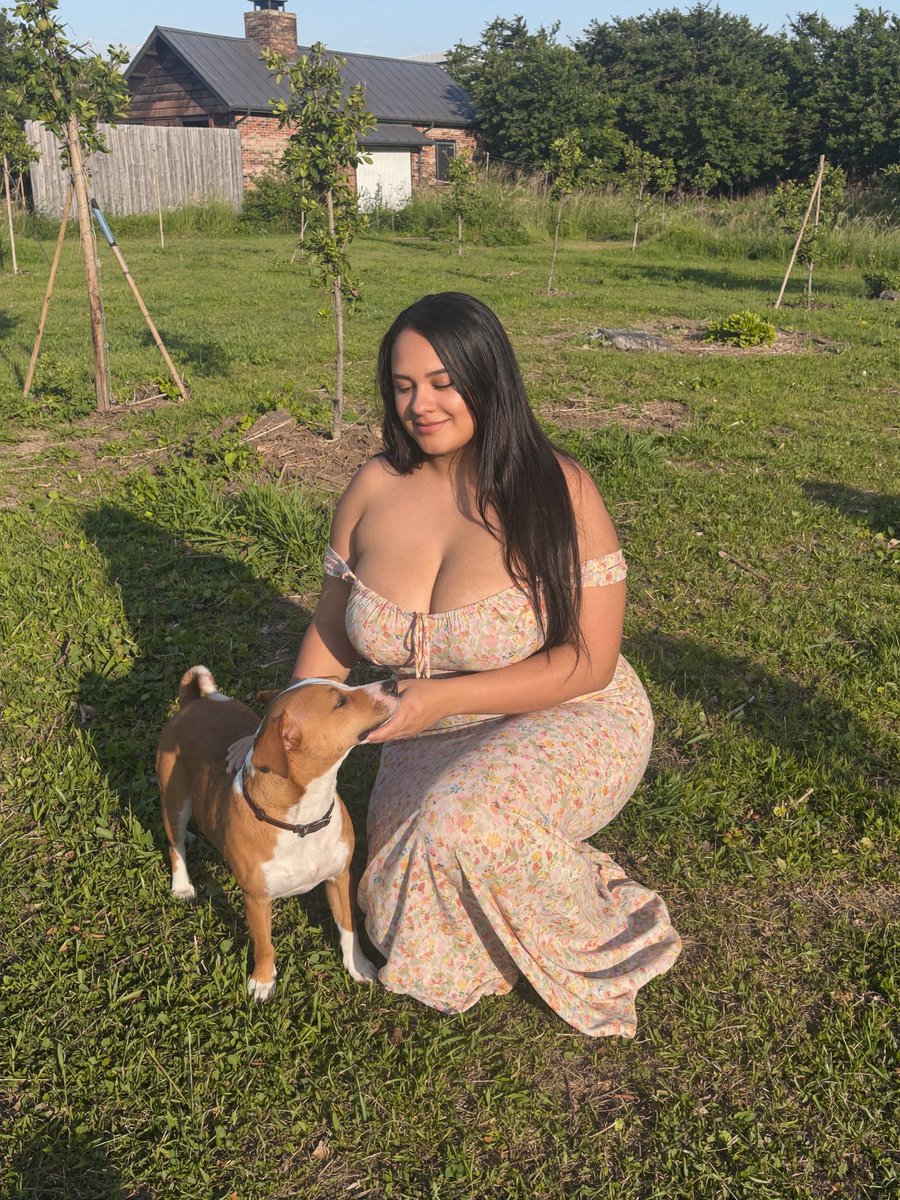 paulasonnet's tweet photo. If you were my dog, would you bite me or lick me? https://t.co/Fv7i7vSciV