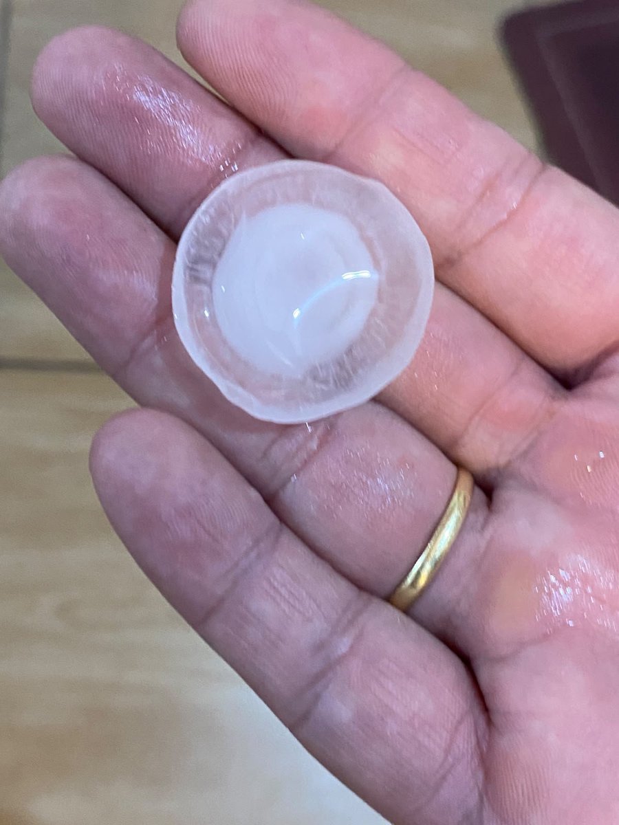 aleamarilla85's tweet photo. Para la champañera. Granizo en Asunción https://t.co/rrUSIsfkrT