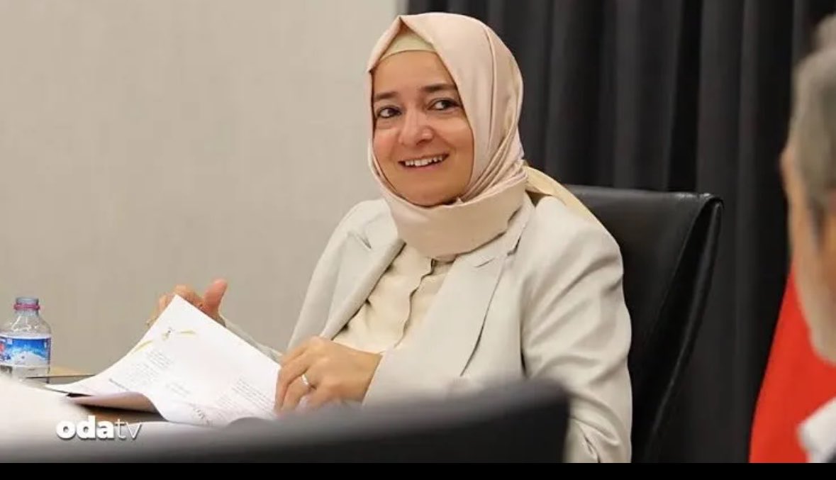 KarakaJulide1's tweet photo. Fon soyguncusu bu kadının , Bakan olduğu dönemde ki  “Sosyal Yardımlaşma Fonunun” akıbetini merak ediyorum…
Milyarlarca liralik Sosyal Yardımlaşma Fonunun kimlere gittiği de araştırılsın… https://t.co/QKttNnioww