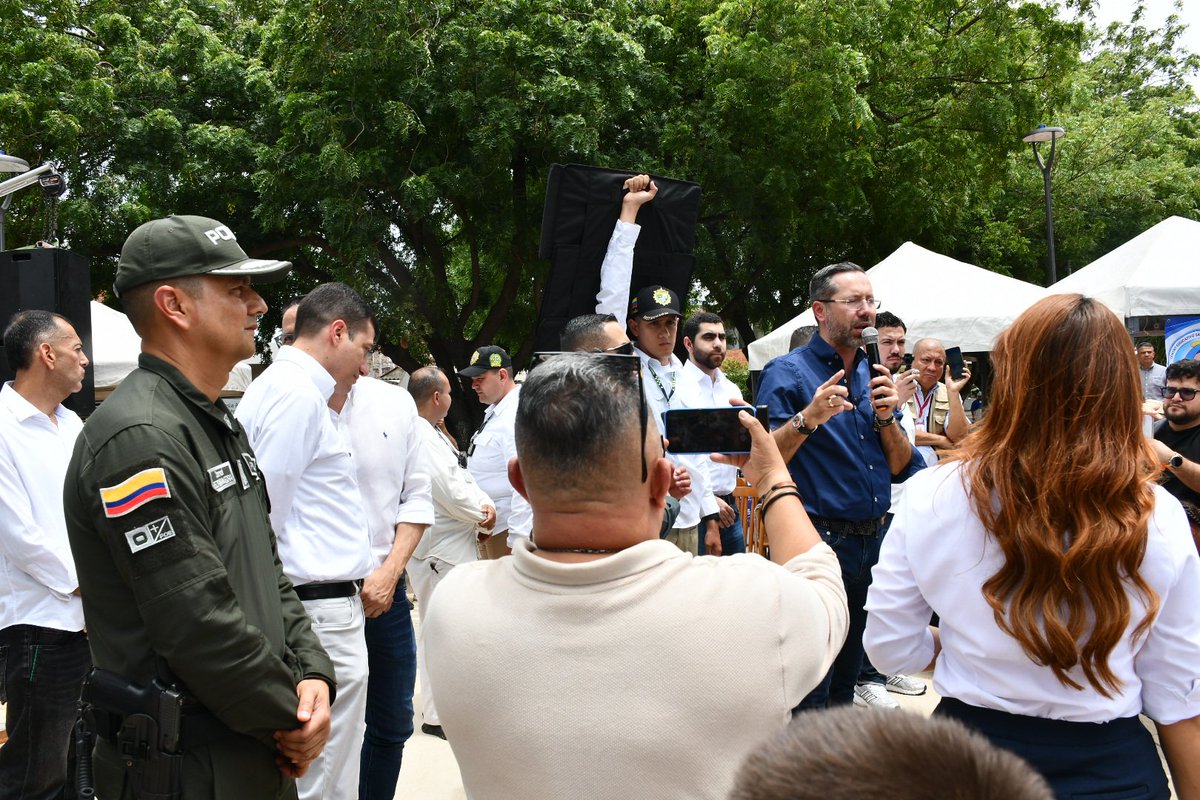 PoliciaCucuta's tweet photo. ✅Junto al señor @Minvivienda Jaime Andrés Beltrán, acompañamos la entrega del parque Refugio Verde, un espacio renovado para el encuentro y bienestar de las familias del sector.
Servir es estar presentes, generar confianza y trabajar por el bienestar de todos. #DiosYPatria 🤝🏼👮🏻‍♂️ https://t.co/70A9UKBq6X