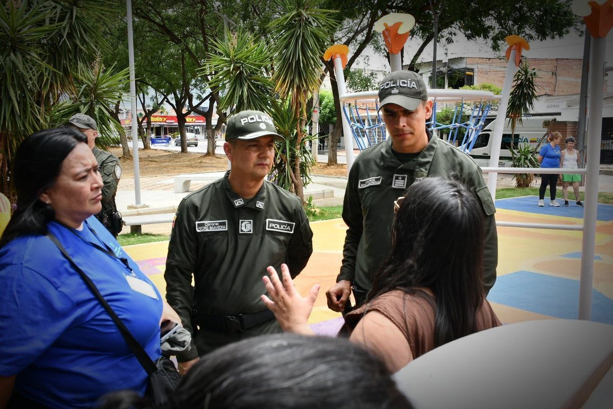 PoliciaCucuta's tweet photo. ✅Junto al señor @Minvivienda Jaime Andrés Beltrán, acompañamos la entrega del parque Refugio Verde, un espacio renovado para el encuentro y bienestar de las familias del sector.
Servir es estar presentes, generar confianza y trabajar por el bienestar de todos. #DiosYPatria 🤝🏼👮🏻‍♂️ https://t.co/70A9UKBq6X