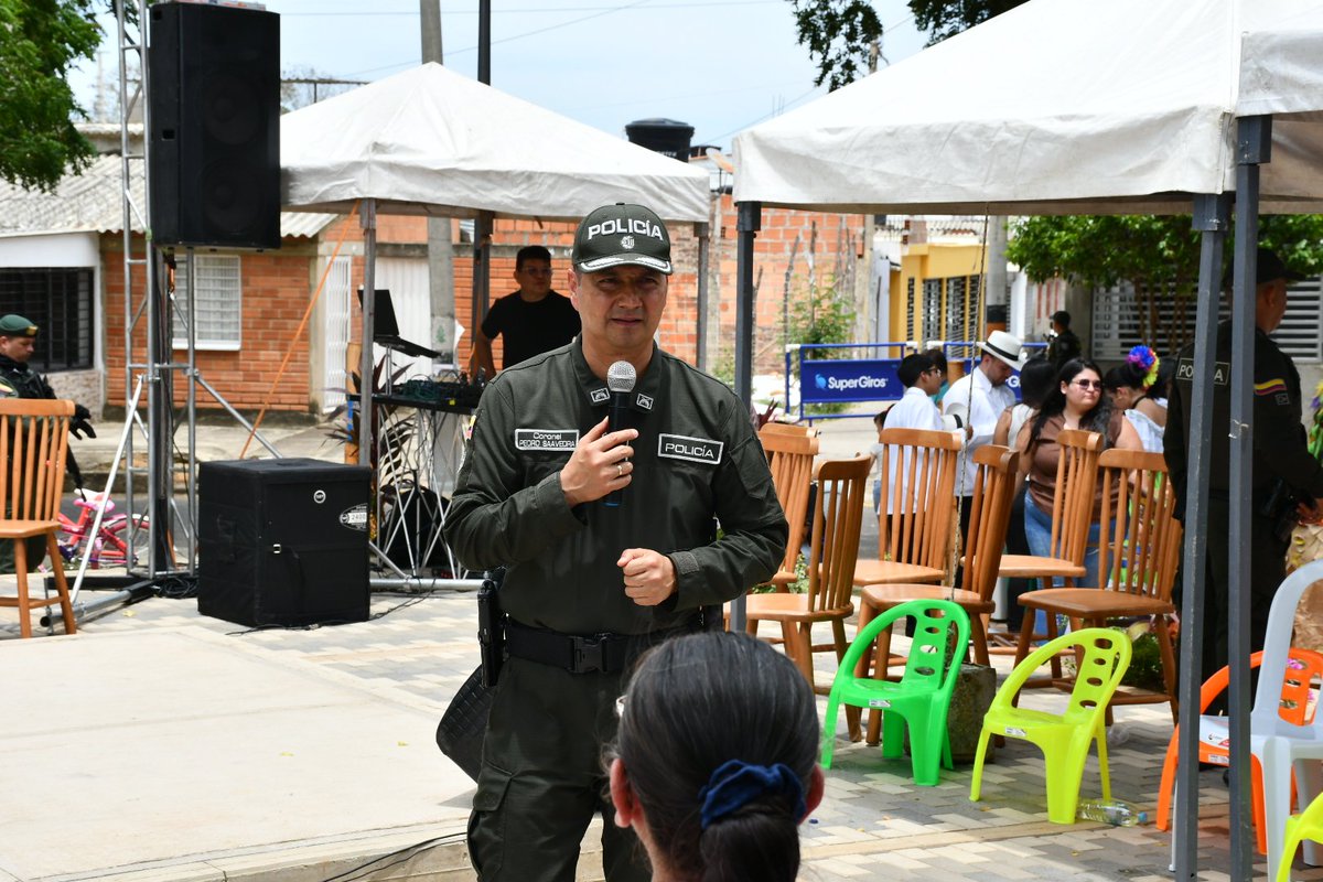 PoliciaCucuta's tweet photo. ✅Junto al señor @Minvivienda Jaime Andrés Beltrán, acompañamos la entrega del parque Refugio Verde, un espacio renovado para el encuentro y bienestar de las familias del sector.
Servir es estar presentes, generar confianza y trabajar por el bienestar de todos. #DiosYPatria 🤝🏼👮🏻‍♂️ https://t.co/70A9UKBq6X