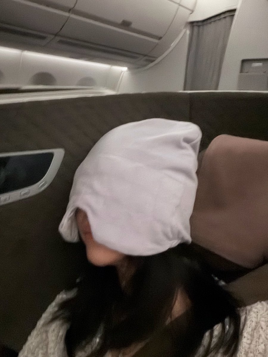mscryptojiayi's tweet photo. 落地新加坡🇸🇬 

推荐我的微重力全包裹自闭帽哦，非常适合失眠喜欢包裹感的朋友们 https://t.co/RsP0iosJ7i