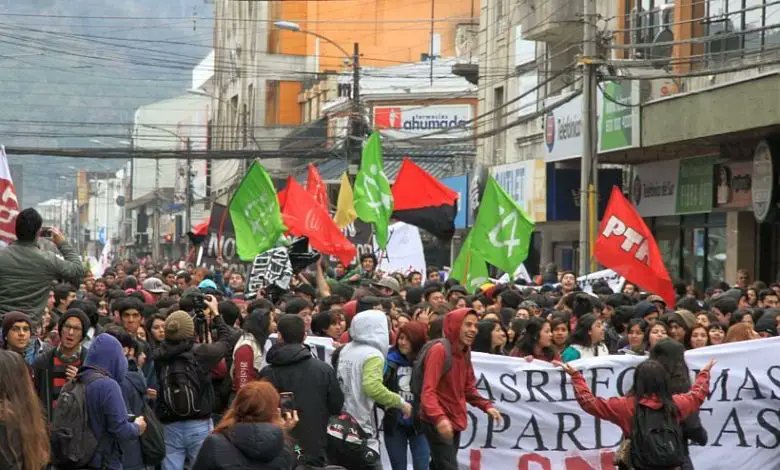 DiarioNoti27564's tweet photo. #Cerca de #300 #personas #marcharon en la #ciudad de #Temuco en #defensa de #la #educación #pública. https://t.co/25KMfzUD6W