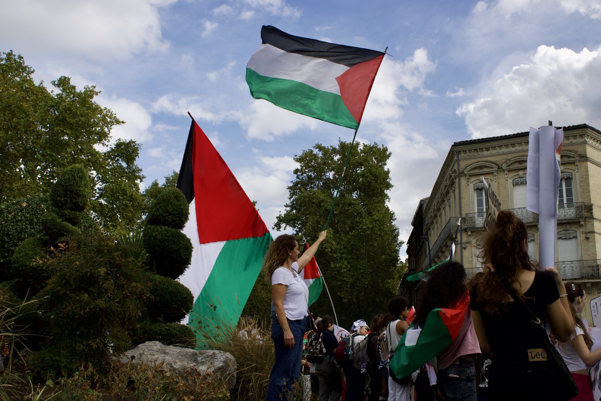 HadrienClouet's tweet photo. Soutien aux 4 de la @gbsumudflotilla pour #Gaza, persécutés par le pouvoir tunisien.

#freethesumud4
#standwithsumud4 https://t.co/DRAWEhg6Z2