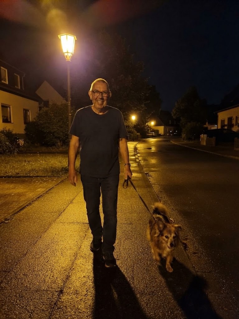 RainerF_55's tweet photo. Gerade gehen wir Gassi, da rangiert ein Transporter, bleibt (natürlich mitten auf dem Gehweg stehen und die Scheinwerfer (natürlich) blenden Hündin und Herrchen und Herrchen posaunt ( natürlich) Mach' die Scheinwerfer aus, Du Affe! https://t.co/SNKK8c0Hbg