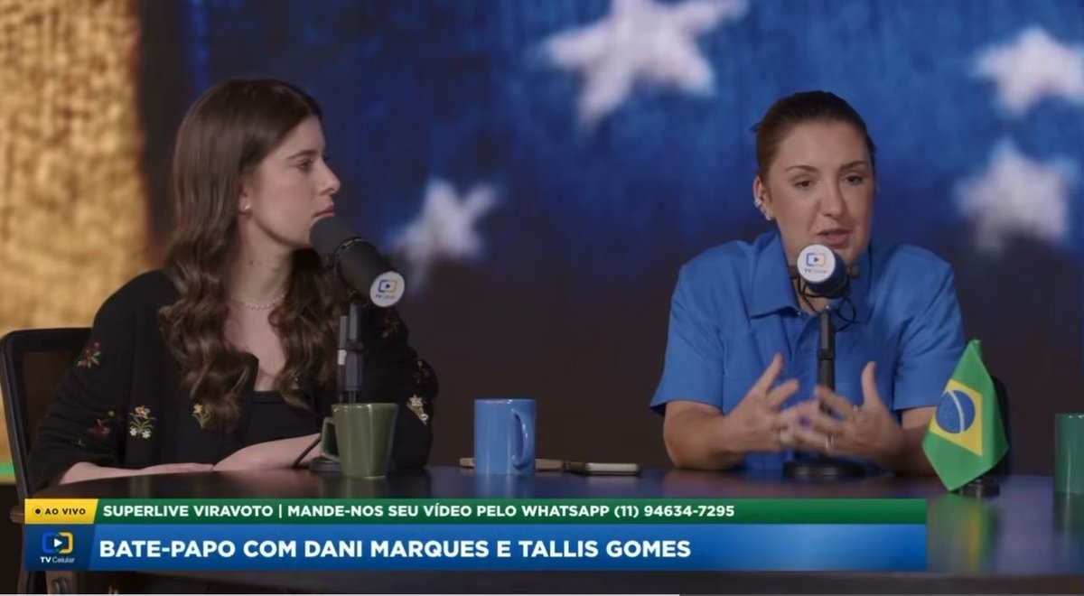 Two women sit at a desk with microphones during a live broadcast; the on-screen text reads 'AO VIVO SUPERLIVE VIRAVOTO', 'BATE-PAPO COM DANI MARQUES E TALLIS GOMES', and 'MANDE-NOS SEU VÍDEO PELO WHATSAPP (11) 94634-7295'.