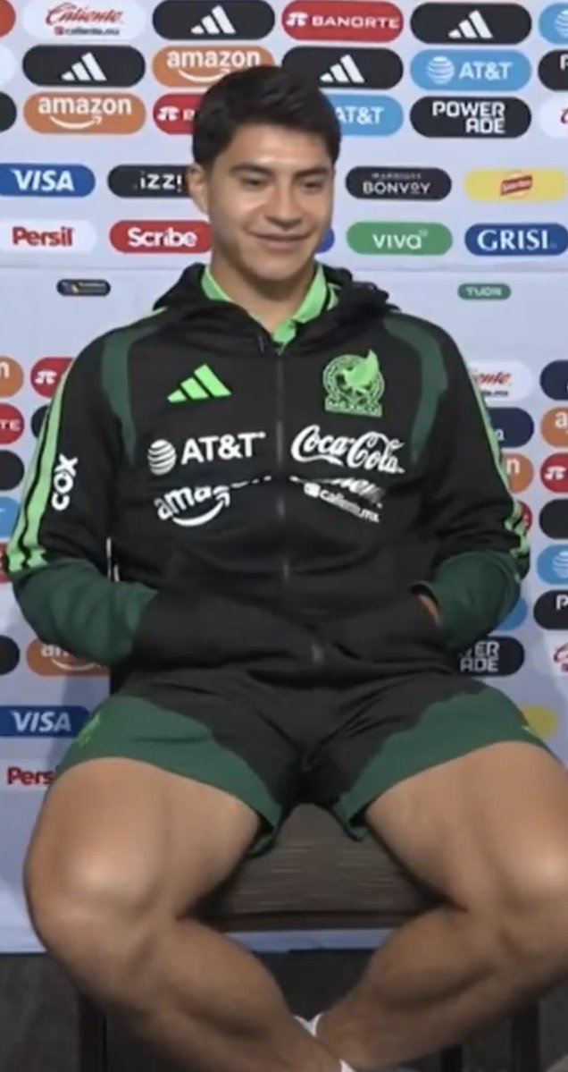 koormiga's tweet photo. Esas piernas son de puro jugar futbol y cogerse a Mateo https://t.co/FykREqSo0J