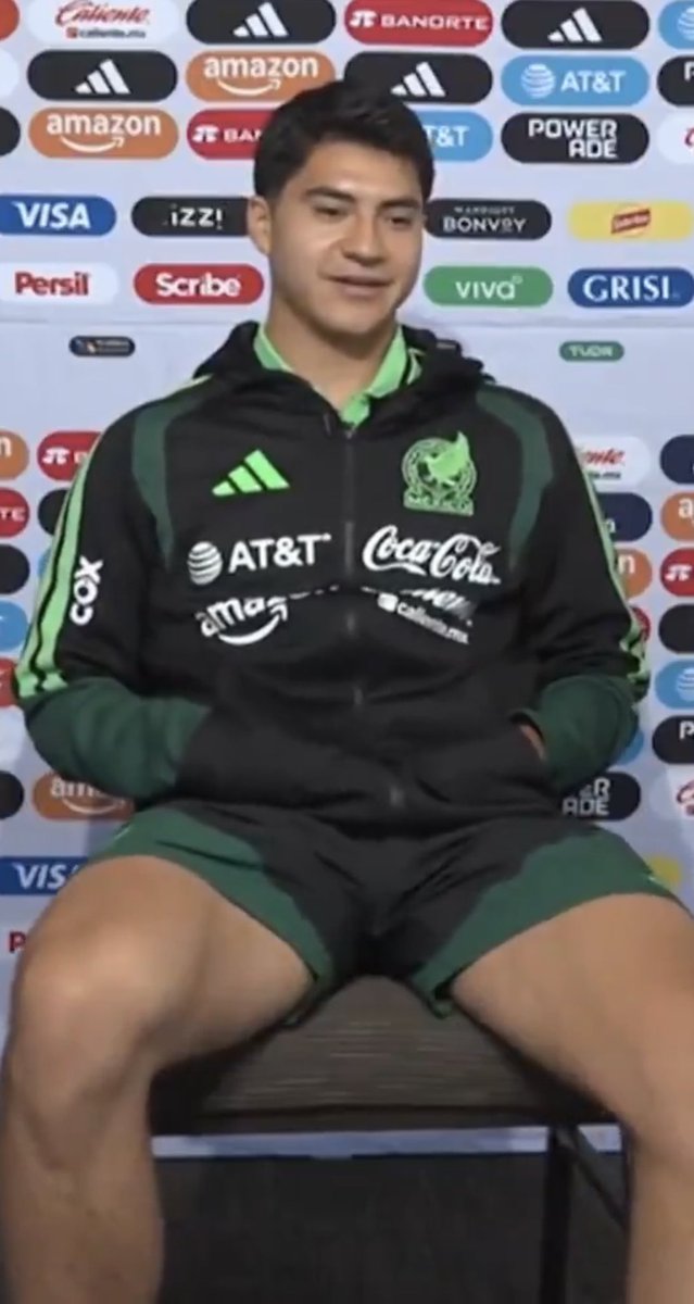koormiga's tweet photo. Esas piernas son de puro jugar futbol y cogerse a Mateo https://t.co/FykREqSo0J