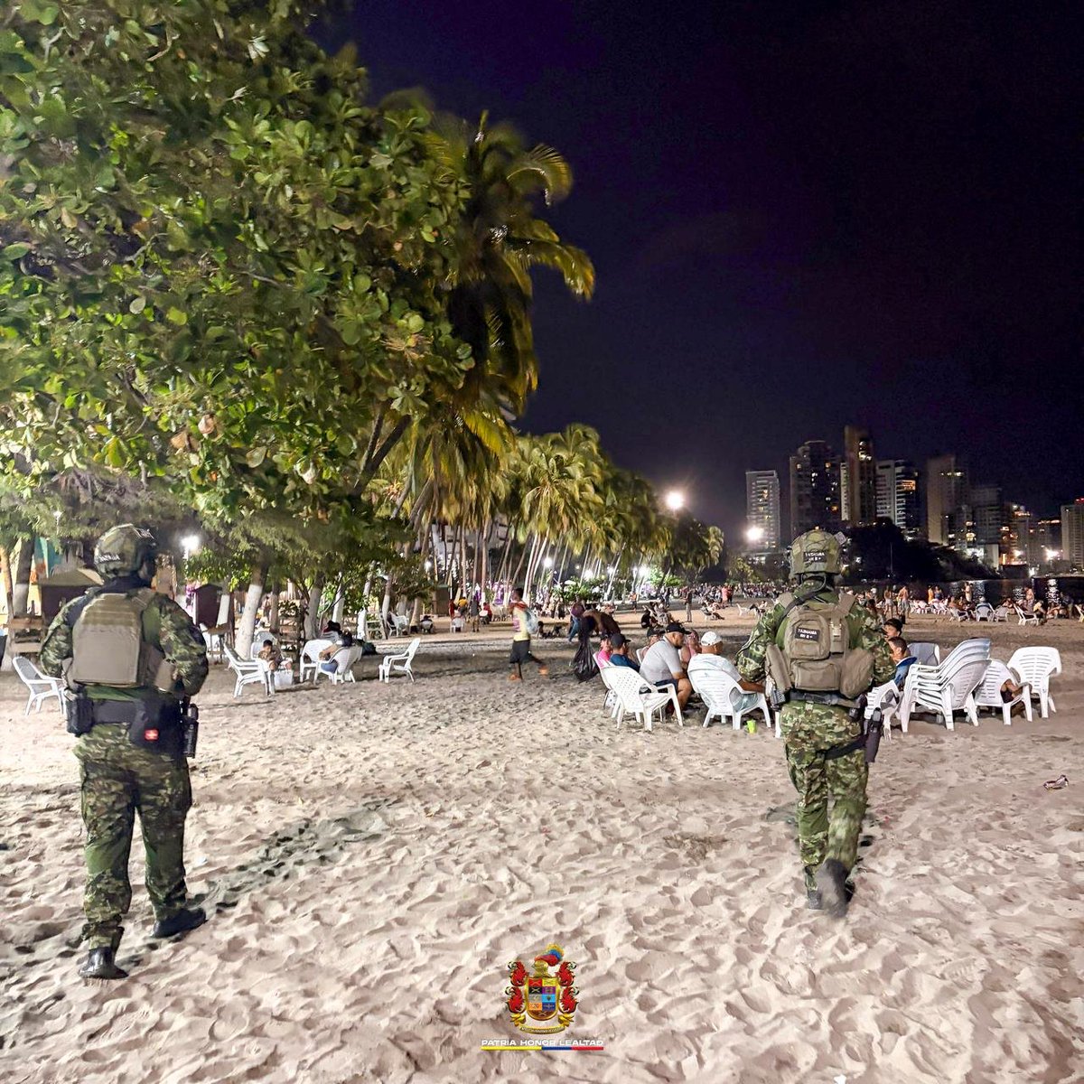 COL_EJERCITO's tweet photo. Cuando cae la noche, nuestra presencia continúa en #SantaMarta.

Comandos de Fuerzas Especiales Urbanas y soldados de @Ejercito_Div1 recorren y hacen presencia en sectores turísticos y puntos estratégicos de la ciudad, acompañando a samarios y visitantes en el marco de la Operación Santa Marta.

De día y de noche, seguimos cerca de la comunidad, desarrollando operaciones militares y acciones de presencia institucional para fortalecer las condiciones de seguridad y la confianza.

#PatriaHonorLealtad