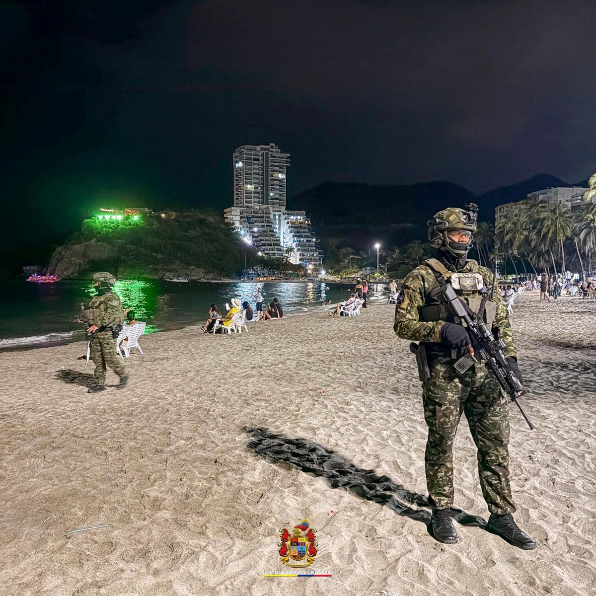 COL_EJERCITO's tweet photo. Cuando cae la noche, nuestra presencia continúa en #SantaMarta.

Comandos de Fuerzas Especiales Urbanas y soldados de @Ejercito_Div1 recorren y hacen presencia en sectores turísticos y puntos estratégicos de la ciudad, acompañando a samarios y visitantes en el marco de la Operación Santa Marta.

De día y de noche, seguimos cerca de la comunidad, desarrollando operaciones militares y acciones de presencia institucional para fortalecer las condiciones de seguridad y la confianza.

#PatriaHonorLealtad