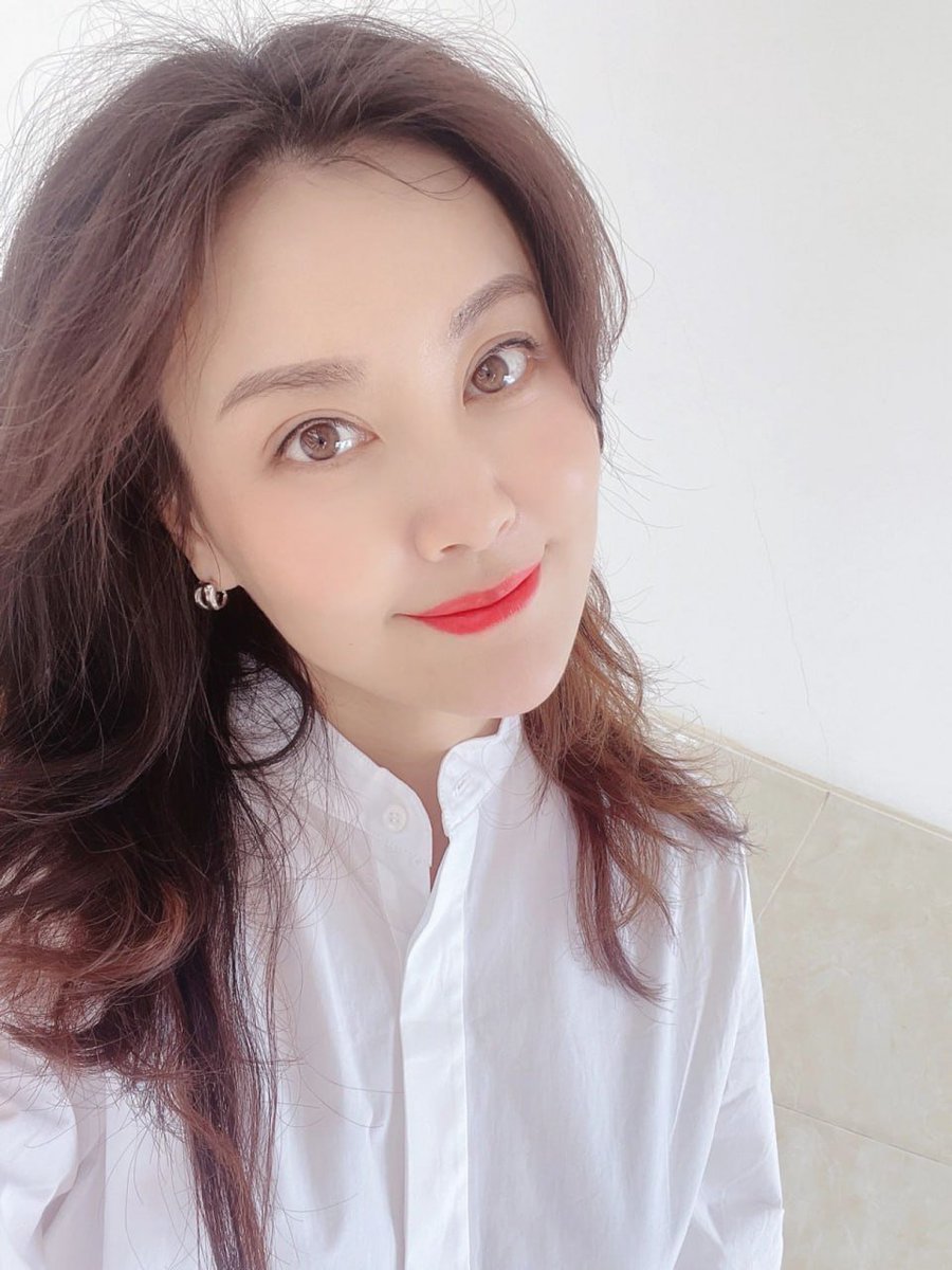 lisa75az2's tweet photo. 35 + 人民教师鼓起勇气第一次在 X 发正面自拍，希望能收获善��与欣赏。 https://t.co/79fitCc2s4