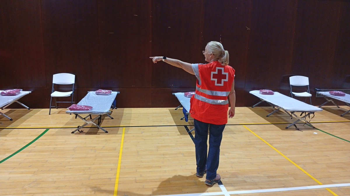 CreuRojaStCugat's tweet photo. A petició de l'@ajsantcugat muntem un centre d'acollida al pavelló municipal per atendre a les persones afectades pels forts aiguats. @CreuRojaCAT https://t.co/UBCRu2IKqi