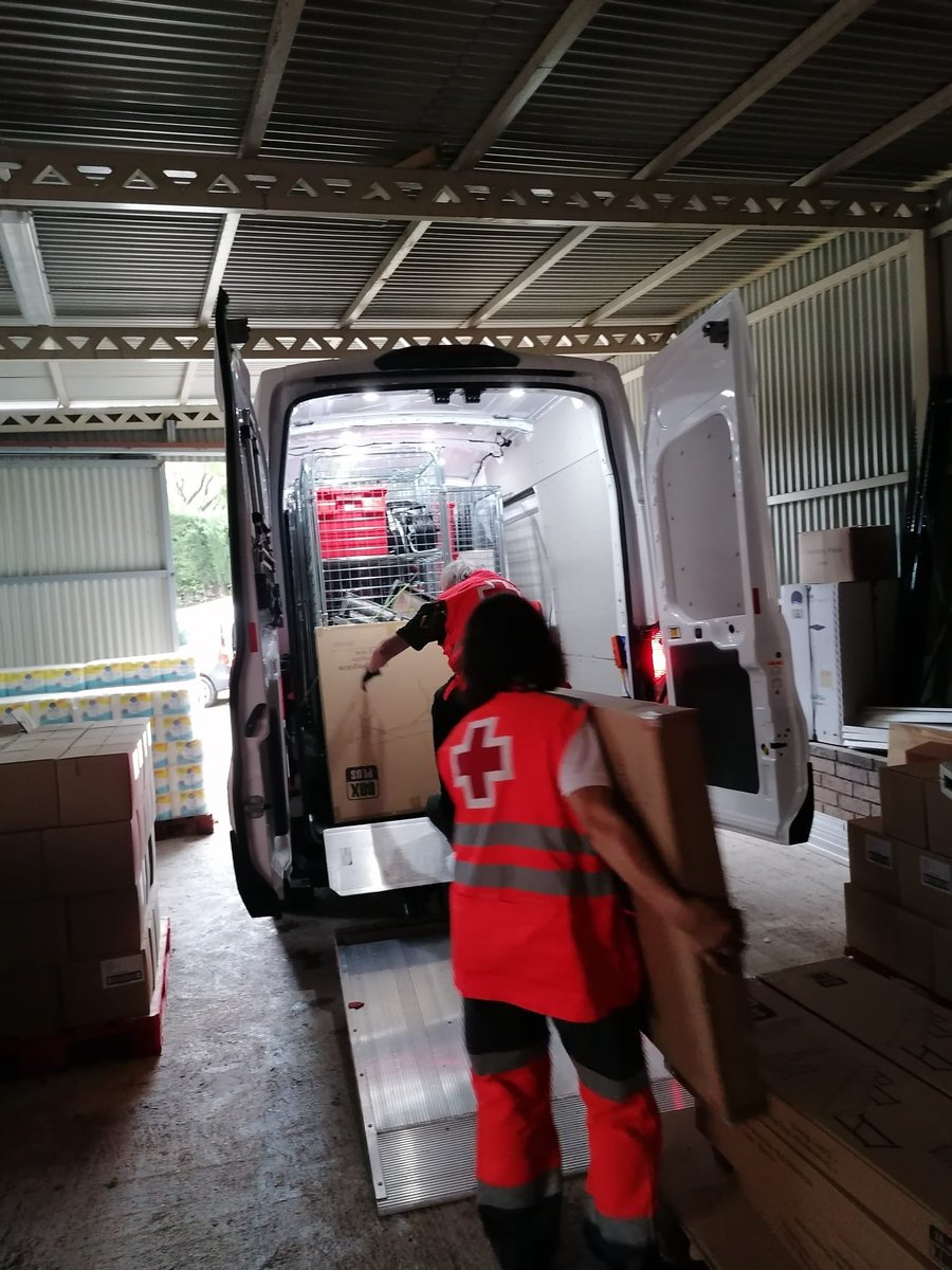 CreuRojaStCugat's tweet photo. A petició de l'@ajsantcugat muntem un centre d'acollida al pavelló municipal per atendre a les persones afectades pels forts aiguats. @CreuRojaCAT https://t.co/UBCRu2IKqi