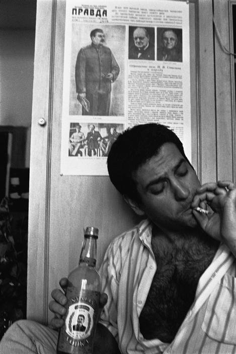 wana_visualss's tweet photo. 🇬🇪 A Georgian journalist drinking Stalin vodka in front of a Pravda poster showing the Yalta Agreements. Tbilisi, Georgia, 1995. https://t.co/RcyfholdhV