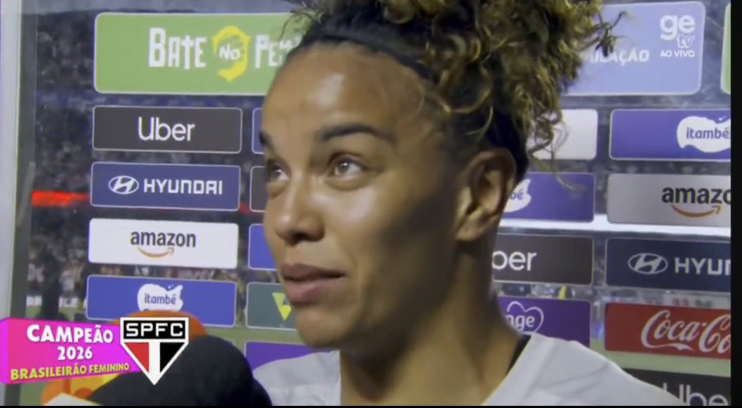 DataFutebol's tweet photo. Carlinha, goleira do São Paulo, no final da entrevista pós título do Brasileirão:

“Nunca mais Bolsonaro no poder, porra!” https://t.co/w0zpW5QAyi