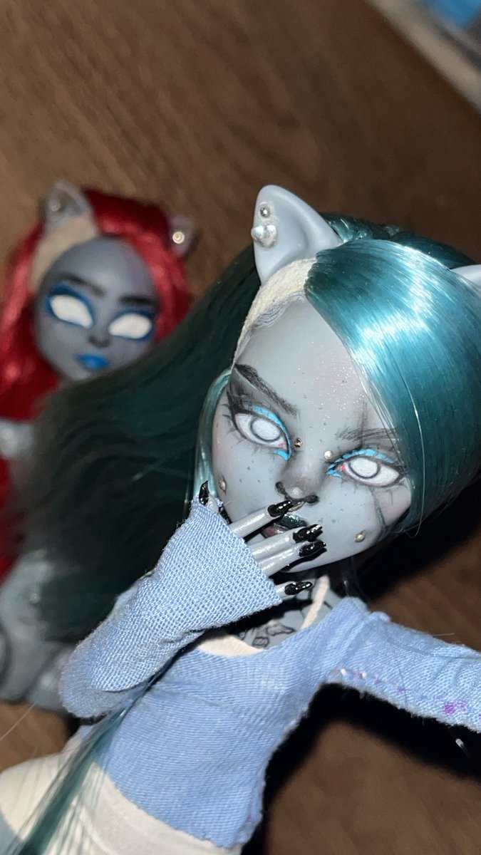 Rvbydolls's tweet photo. OG Alexis vs current(one of)🐈⬛💙
#monsterhigh #repaint #dolltwt https://t.co/oSeg7EaLLi
