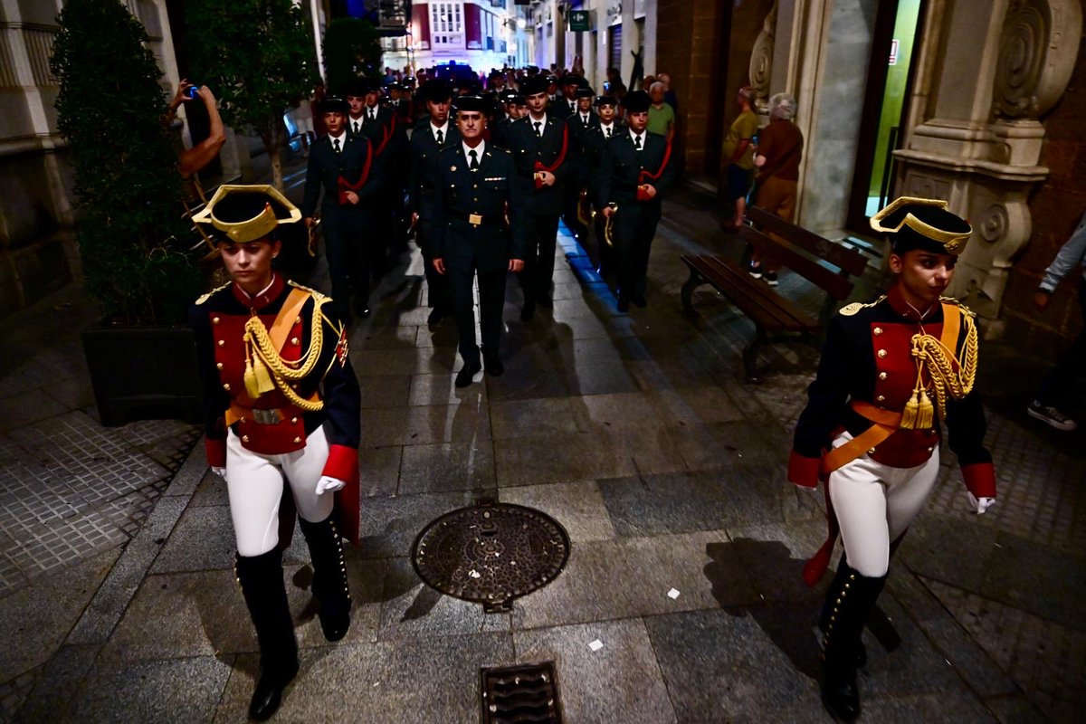 guardiacivil's tweet photo. Os dejamos estas imágenes de la Retreta Floreada con motivo de los actos de celebración de nuestra #PatronaGC26 en #Cádiz

Buenas noches. https://t.co/o5UbOOJvi5