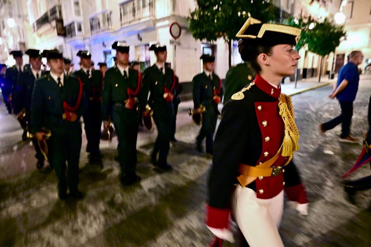guardiacivil's tweet photo. Os dejamos estas imágenes de la Retreta Floreada con motivo de los actos de celebración de nuestra #PatronaGC26 en #Cádiz

Buenas noches. https://t.co/o5UbOOJvi5