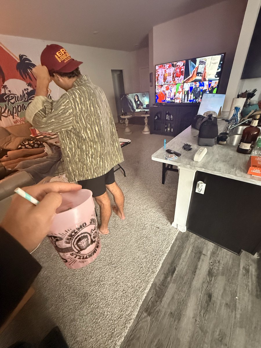 BlueMauiJims's tweet photo. Too many tv’s, lowkey overstimulated

Bought to leave to go home and do blow alone https://t.co/we1FQEOykc