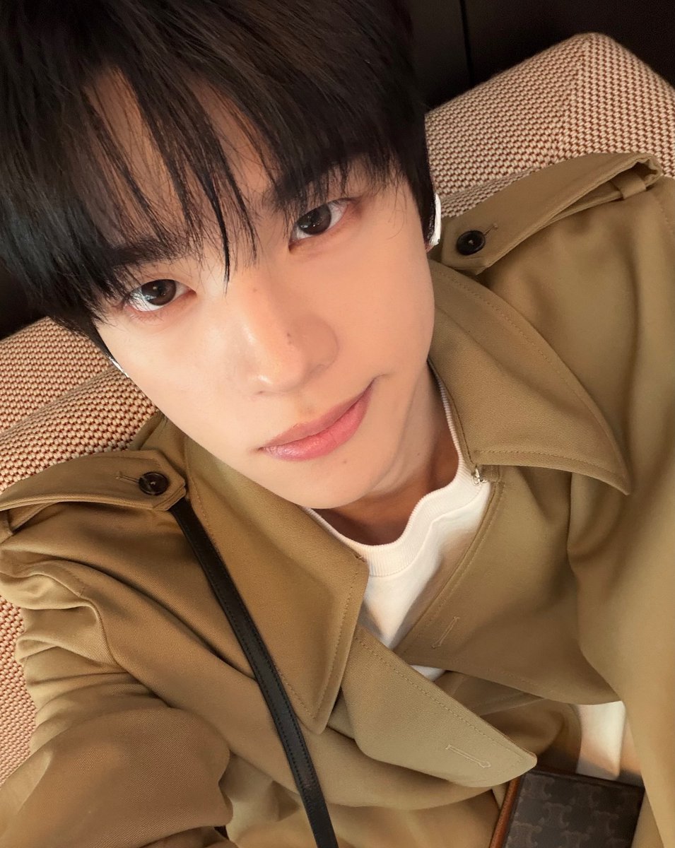 shinjunghwain's tweet photo. Celine Boy just taking a *new* picture https://t.co/cbP5m7zVFH