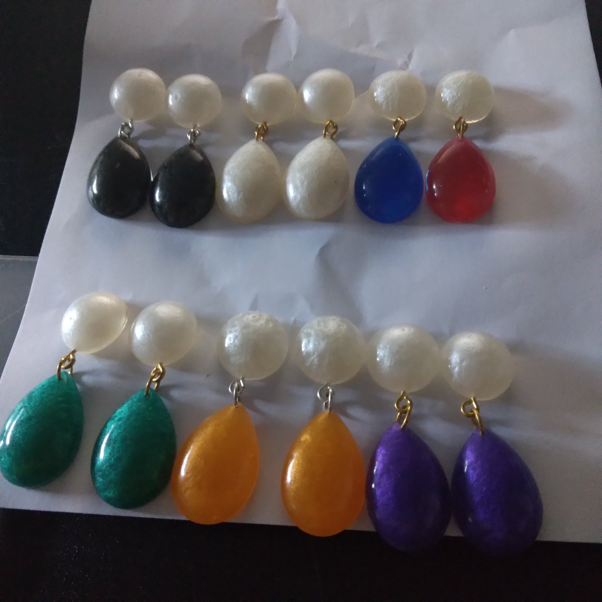 rimha716's tweet photo. What was made on stream today ^^ Still need to drill the dangly earrings...My poor fingers (ᵕ—ᴗ—)
At least I have all the um, guide earrings(?) in one place now instead of all over my desk (˶ᵔ ᵕ ᵔ˶)
#earrings #resin #cute https://t.co/k3nv8e7ihu