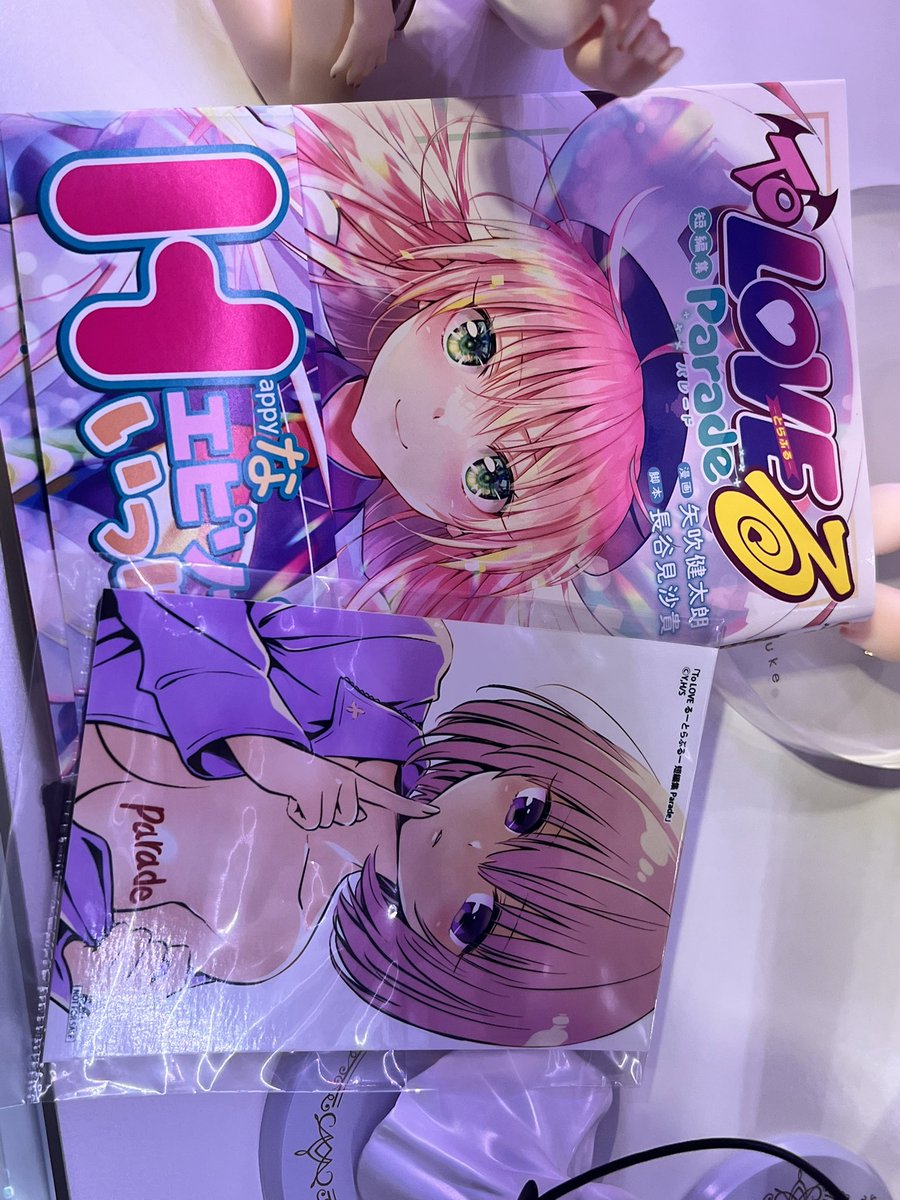 kumoraly's tweet photo. 最近バタバタしてフィギュアと向き合えてないです。
落ち着いて何か開封したいです

そういえばHなやつ、あっHAPPYなやつ届きました📕
もちろんモモ特典です🍑
可愛い😍

気が早いですが来月は1/4ヤミちゃんですな💘
4枚目画像下の水着の隙間…とても良き。分かってくれる人居るかなぁ https://t.co/sHIJzFOLCU