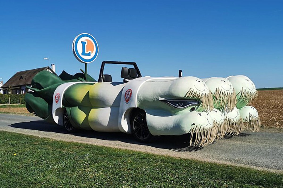 SimonRobic's tweet photo. @girdley Every year, Leclerc (n°1 French supermarket brand) creates a new vegetable car for Le Tour de France. https://t.co/Wbyg9829D7