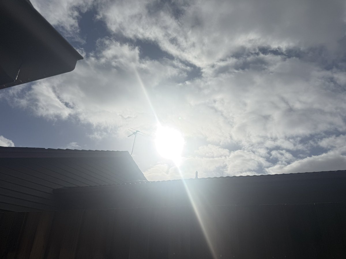 MetalcoreMagpie's tweet photo. Melbourne folk don't be alarmed that big shiny thing in the sky is in fact the sun #Melbourneweather https://t.co/pv7XdiYpjR