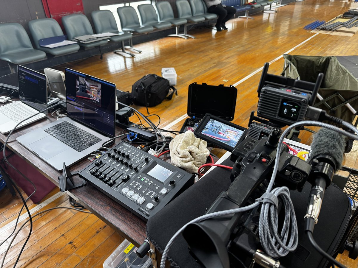 yossyshacho's tweet photo. 作業完了、DJI transmission2
200人程のイベント会場で使用。
スペースの少ない体育館の選手感を歩いて撮影するのにも軽くてとても助かりました。
バッテリーの方が重いくらい。

今回は機材車をLSにしたので満載ですが意外に乗ります。 https://t.co/7r2Xfho479