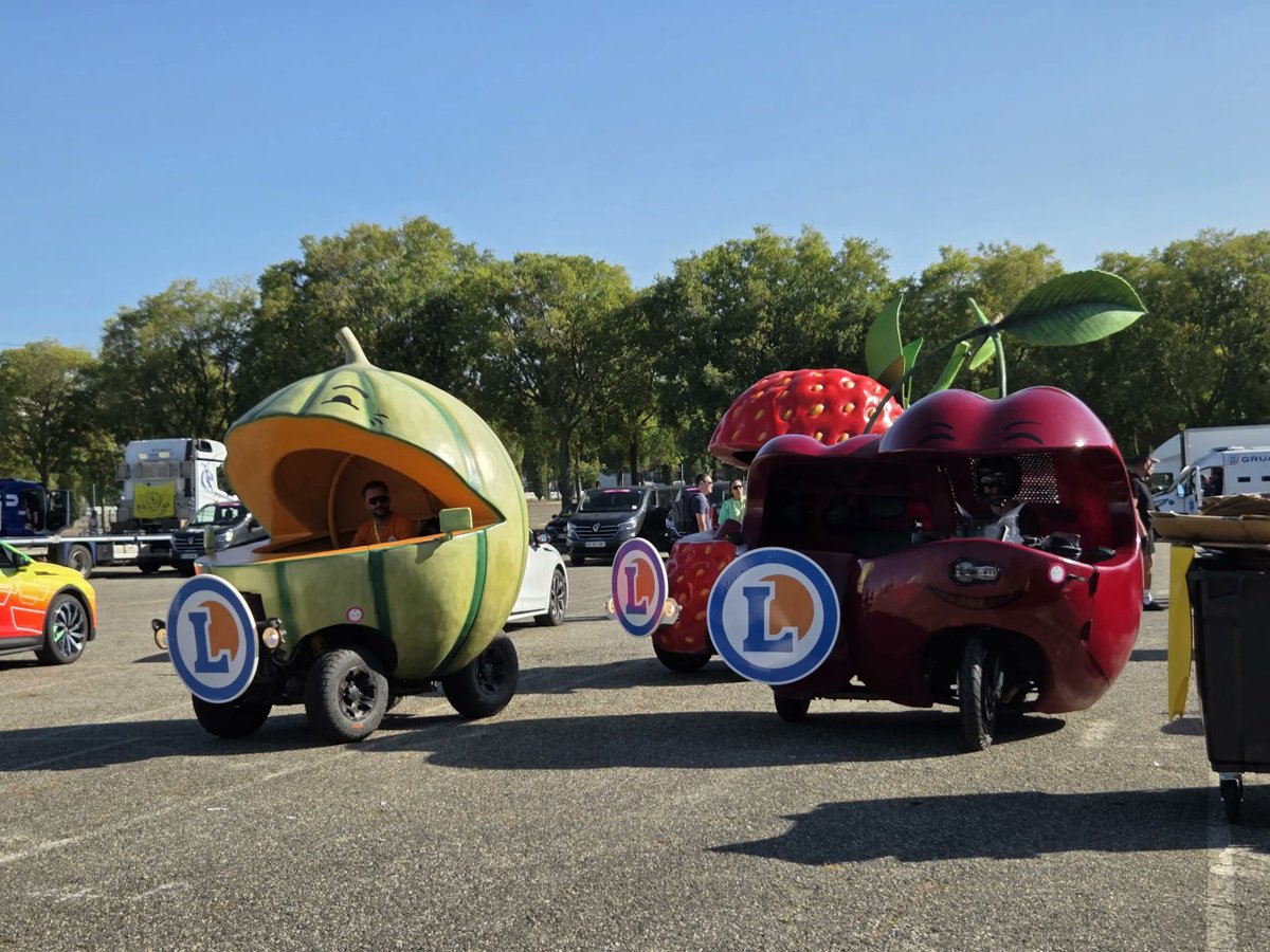 SimonRobic's tweet photo. @girdley Every year, Leclerc (n°1 French supermarket brand) creates a new vegetable car for Le Tour de France. https://t.co/Wbyg9829D7