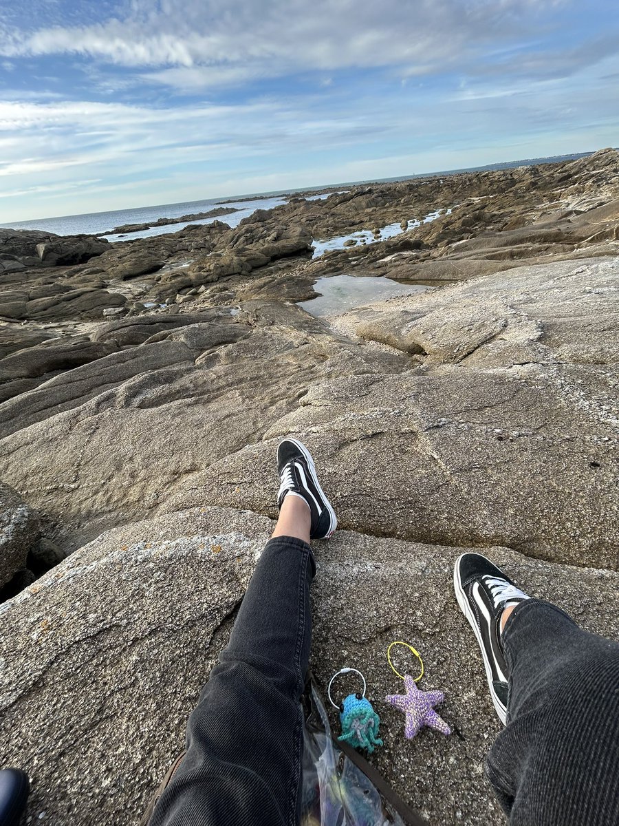CoraRuizA's tweet photo. El trabajo leeeento como me gusta, a mi manera jajaja la salida pronto, la dicha de sentarme en una playa de Francia solo a tejer que gratitud no puedo decir más, y por último la porción doble de ese delicioso mousse de chocolate que me tiene en las nubes con cada bocado 😋 https://t.co/YPfGpDEdpp